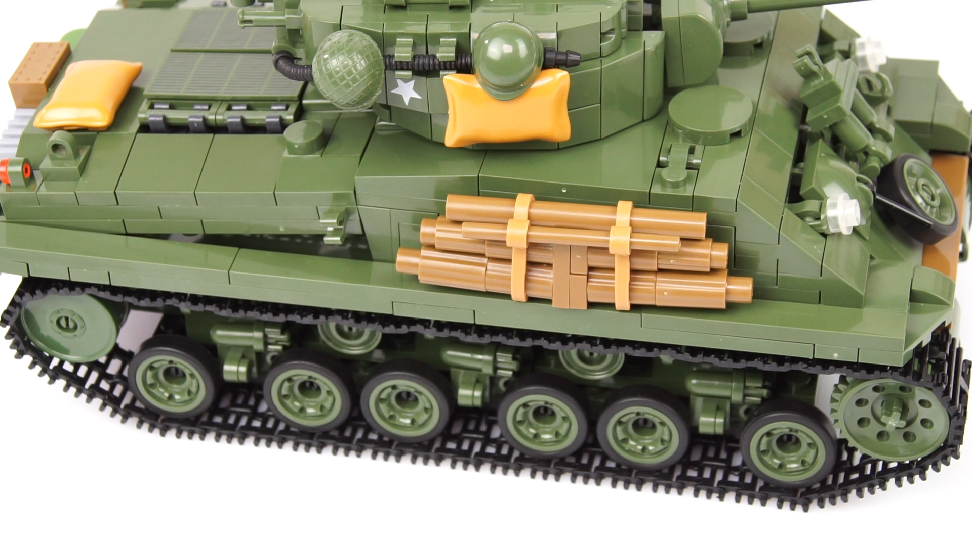Brickmania - Add our official Easy Eight M4A3E8 Sherman Micro